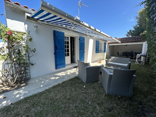 Terrace/patio - Quiet 2-Bed Beach House with Garden, Terrace, and Parking (L'Épine)