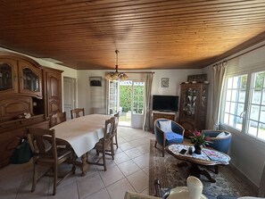 Dining - Quiet 2-Bed Beach House with Garden, Terrace, and Parking (L'Épine)