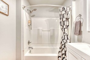 Douche, sèche-cheveux, serviettes fournies