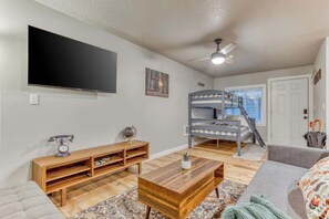 8 Schlafzimmer, Schreibtisch, Bügeleisen/Bügelbrett, Reisekinderbett