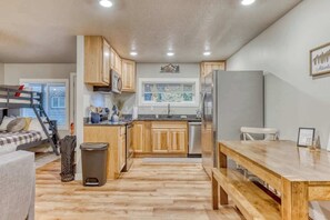 Réfrigérateur, micro-ondes, four, plaque de cuisson