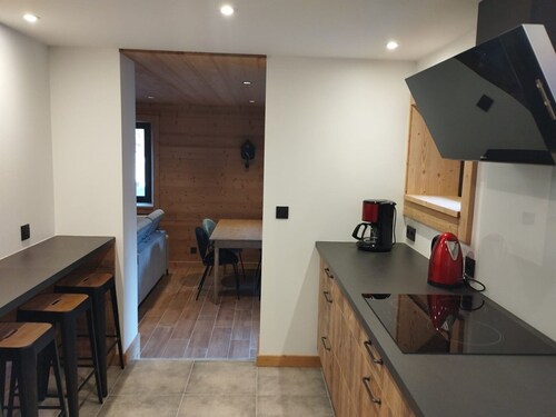 Appartement T3 rénové avec parking, terrasse et cour privative