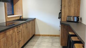 Micro-ondes, four, plaque de cuisson, lave-vaisselle
