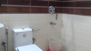 Dusj, toalettartikler (inkludert), håndklær og såpe