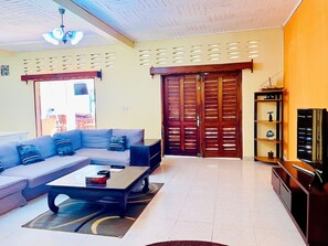 Smart-TV, DVD-Player, Tischtennisplatte, Bücher