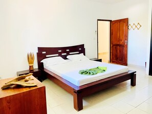 4 Schlafzimmer, Schreibtisch, Bügeleisen/Bügelbrett, WLAN