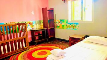4 bedrooms, desk, iron/ironing board, WiFi