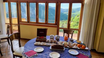 Daily cooked-to-order breakfast (EUR 10 per person)