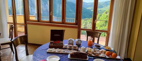 Daily cooked-to-order breakfast (EUR 10 per person)