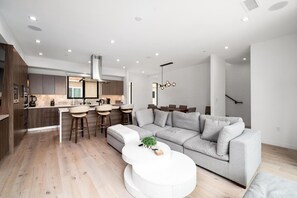 Smart TV y chimenea 