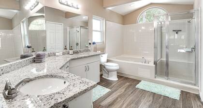 Screened Lanai + Fenced Yard: Luxe Orlando Home
