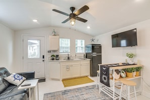 Apartment (0 Bedroom) | Interior - Updated Galveston Studio w/ Deck - 1 Mi to Beach! (Galveston)