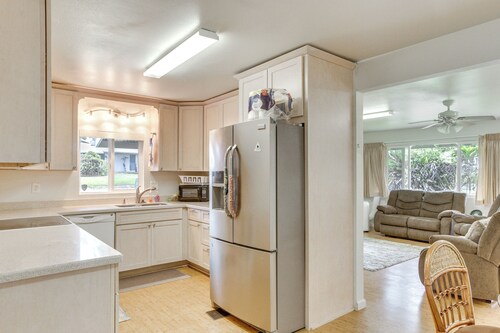 Sunny Hilo Home w/ Game Room: Walk to Golf Course!