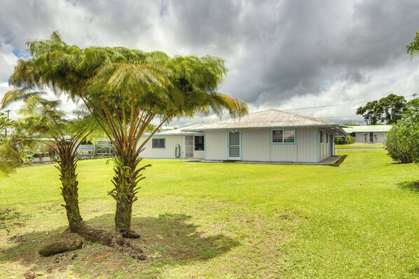 Exterior - Sunny Hilo Home w/ Game Room: Walk to Golf Course! (Hilo)