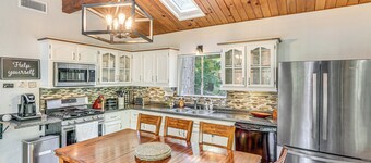 1 Mi to Lake: Crestline Cabin w/ Deck + Gas Grill!