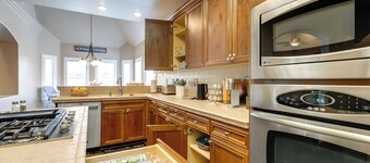 Clovis Retreat w/ Patio & Yard ~ 3 Mi to Old Town!