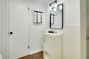 Apartment (0 Bedroom) | Interior - Charming Studio w/ Pool & Table Rock Lake Access! (Kimberling City)