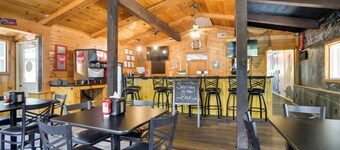 Charming Studio w/ Pool & Table Rock Lake Access!