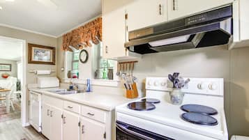 House (2 Bedrooms) | Interior