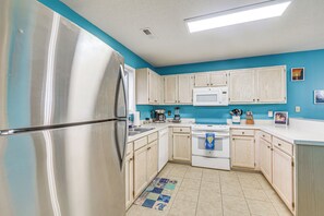 Interior - Warm Weather Escape! Golf & Relax in Little River (Little River)