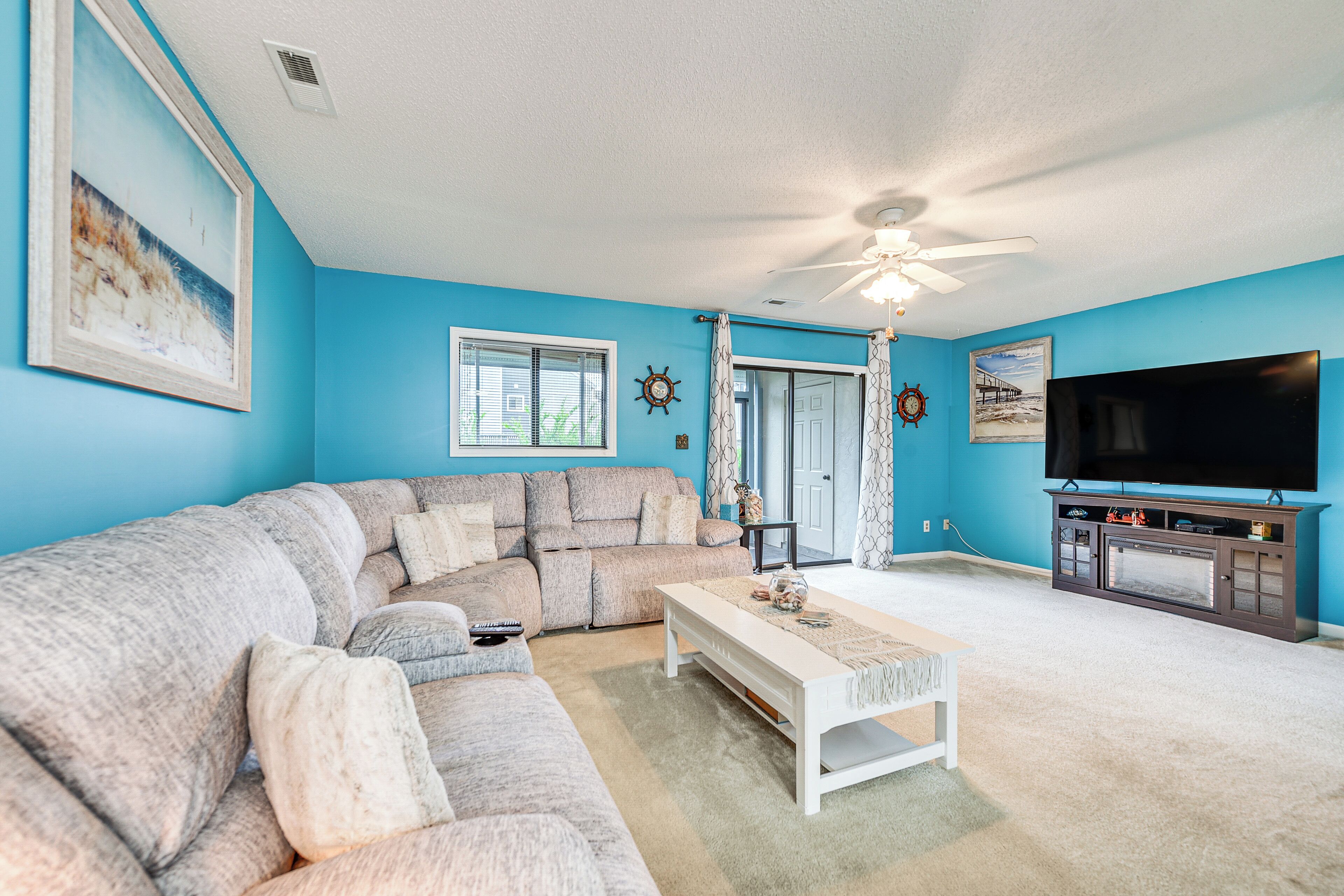 Íbúð (2 Bedrooms) | Stofa | Arinn
