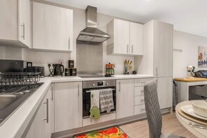 Frigorífic, microones, forn i placa de cuina 