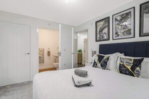 2 dormitoris, escriptori, planxa i posts de planxar i wifi 