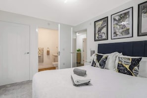 2 bedrooms, desk, iron/ironing board, WiFi