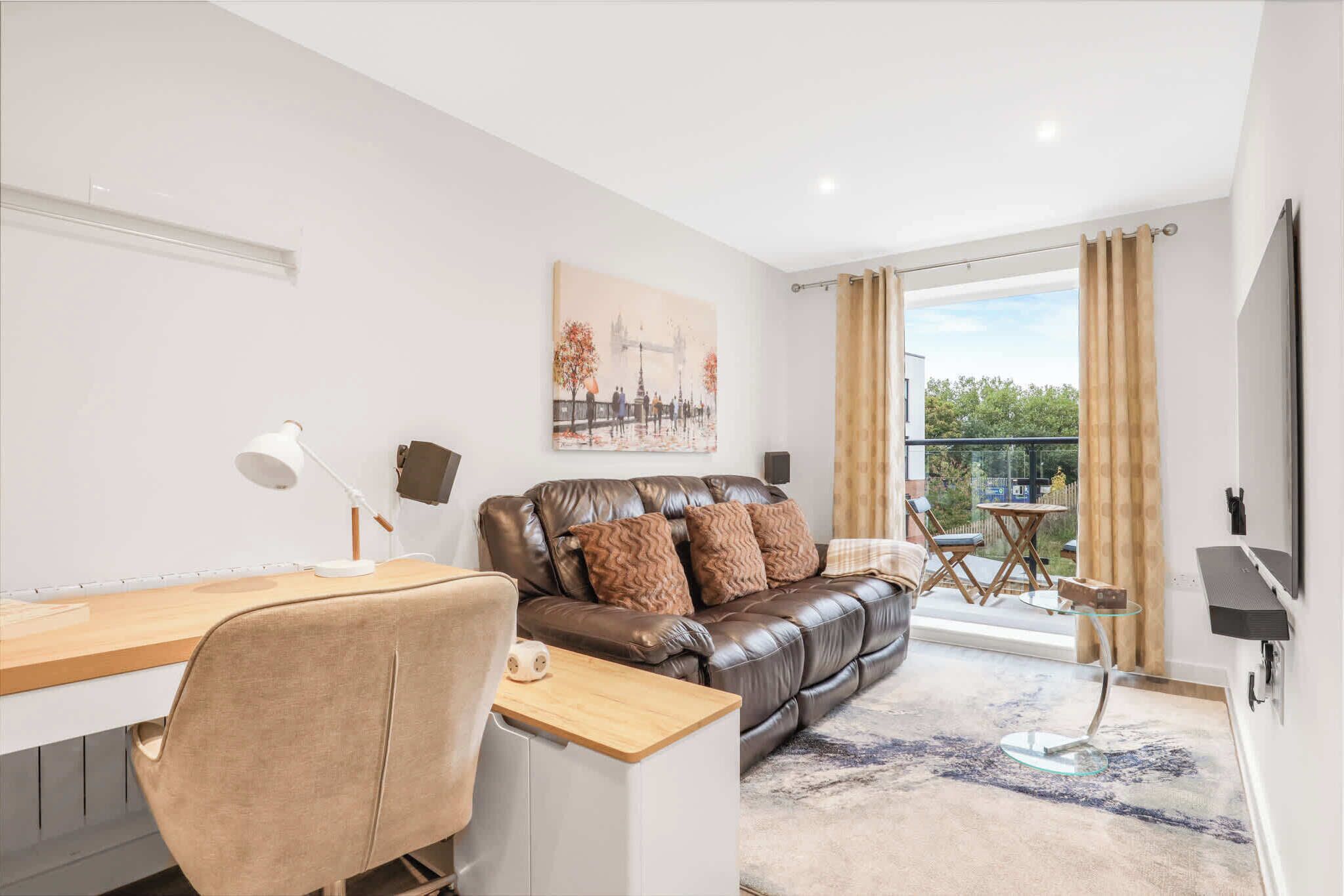 Televisie, een stereo en een kantoor