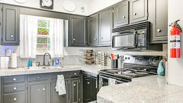 ์ํํธ (2 Bedrooms) | ๋ด๋ถ