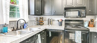 6 Mi to Dtwn: Dog-friendly Clarksville Home!