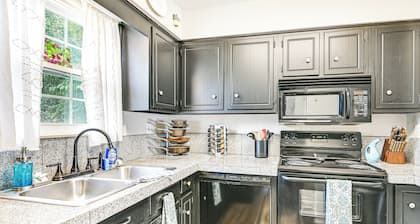 6 Mi to Dtwn: Dog-friendly Clarksville Home!