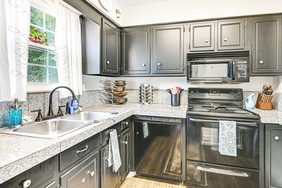 6 Mi to Dtwn: Dog-friendly Clarksville Home!