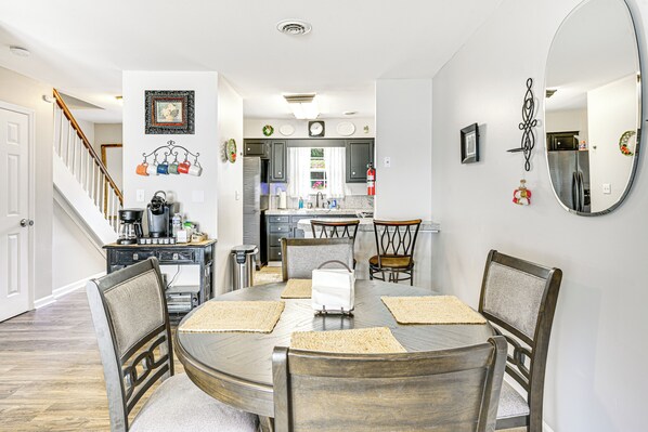 A dining area with a round table, chairs, and a buffet station. - 6 Mi to Dtwn: Dog-friendly Clarksville Home! (Clarksville)