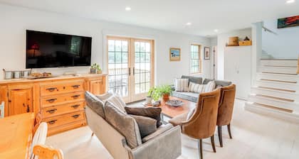 Lakefront Hinsdale Home ~ 10 Mi to Pittsfield!
