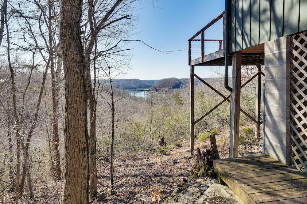 Center Hill Couples Retreat Cabin: Lake View, Deck - DeKalb County, TN