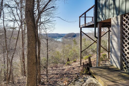 Center Hill Couples Retreat Cabin: Lake View, Deck