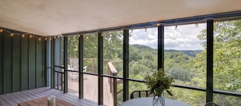 Center Hill Couples Retreat Cabin: Lake View, Deck