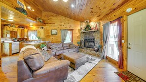 Ein gemütliches Blockhaushaus-Interieur mit Wohnzimmer, Küche und Kamin.