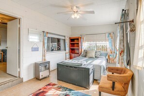 Cottage (1 Bedroom) | Interior - Waterfront Blackwell Cottage w/ Patio & Fire Pit! (Blackwell)