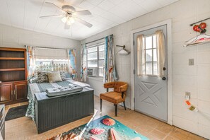 Cottage (1 Bedroom) | Interior - Waterfront Blackwell Cottage w/ Patio & Fire Pit! (Blackwell)