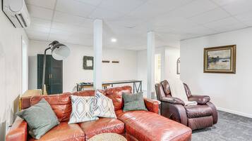 House (5 Bedrooms) | Interior