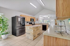 Geladeira, micro-ondas, fogão, cooktop