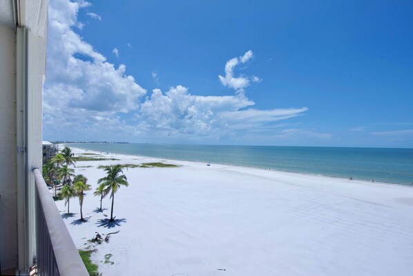 On the beach - ☀️ Gorgeous Views, Beachfront-Pelican Watch #503☀️ (Fort Myers Beach)