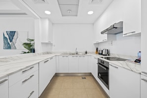 Køleskab/fryser i fuld størrelse, mikrobølgeovn, ovn, kogeplade