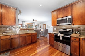 Kjøleskap, mikrobølgeovn, ovn og kokeplater