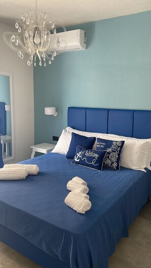 In-room safe, desk, blackout drapes, soundproofing - Panhouse (Palermo)