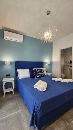 Cofres nos quartos, escrivaninha, cortinas blackout