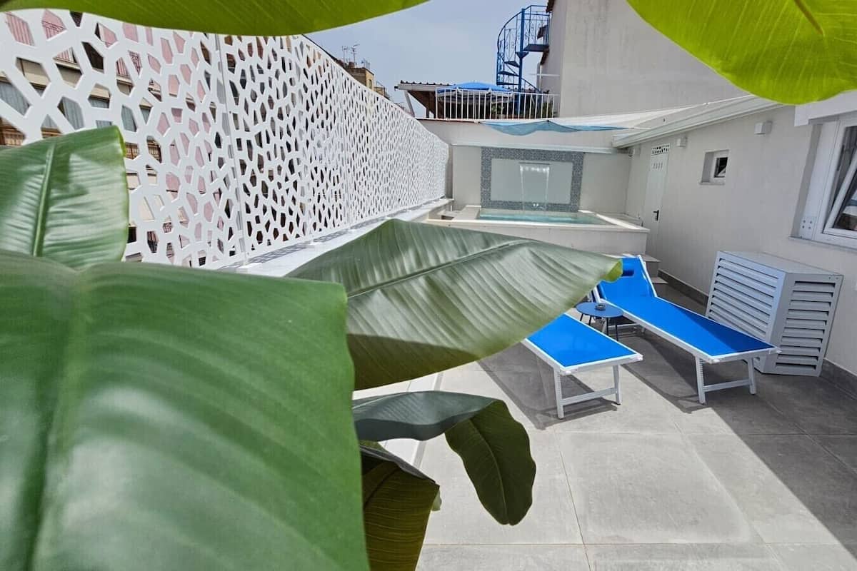 Suíte estúdio superluxo, vista parcial para o mar | 1 quarto, cofres nos quartos, escrivaninha, cortinas blackout