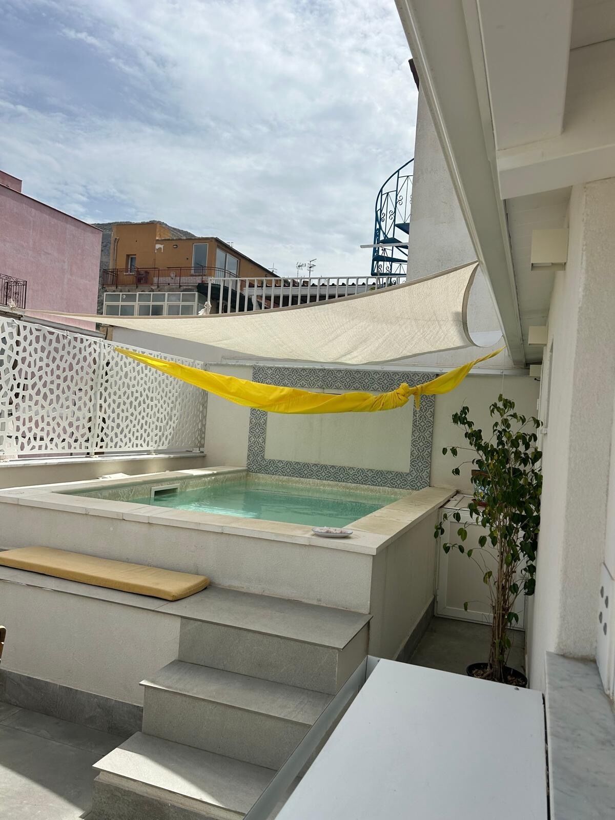 Luxury-Studiosuite, eingeschränkter Meerblick | Zimmersafe, Schreibtisch, Verdunkelungsvorhänge, schallisolierte Zimmer